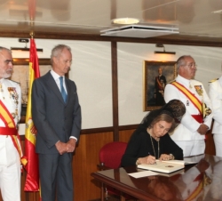 Doña Sofía en el instante de firmar en el Libro de Honor dispuesto en la Cámara de Oficiales 